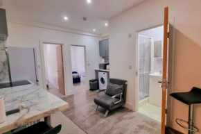 2 Bed Cosy Flat close to Bus & Tube Station